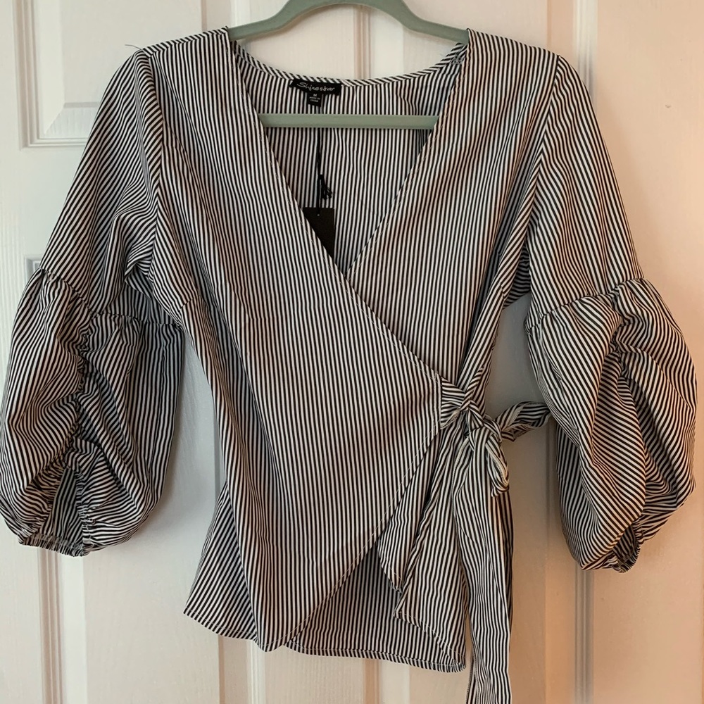 *NEVER WORN* black and white blouse
